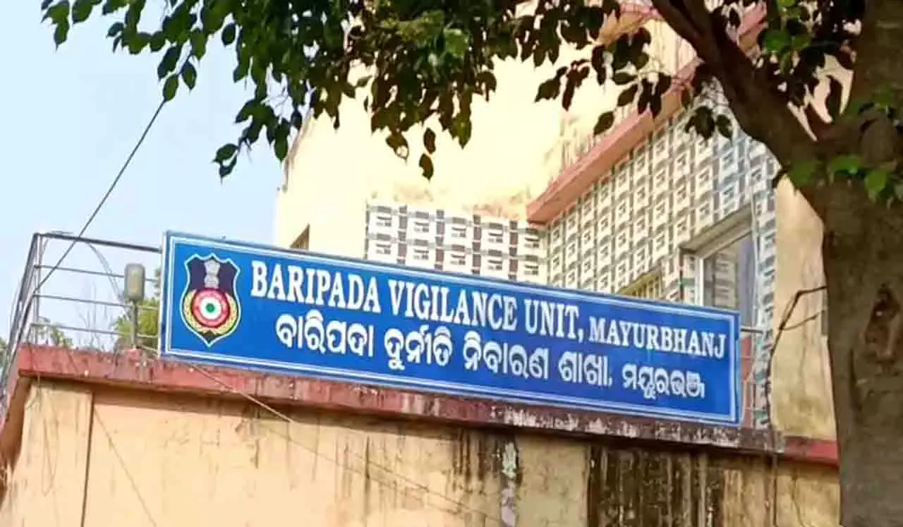 Odisha विजिलेंस की जांच में 2 इंजीनियर, रिश्वत लेने का आरोप Odisha विजिलेंस की जांच में 2 इंजीनियर, रिश्वत लेने का आरोप