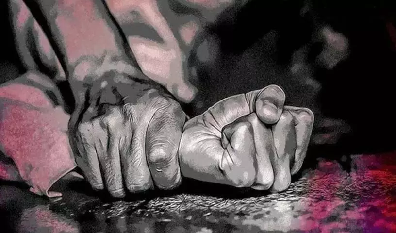 Bangladesh में पुरुषों ने हिंदू विधवा के साथ बलात्कार किया, उसे पेड़ से बांधा और उसके बाल काट दिए Bangladesh में पुरुषों ने हिंदू विधवा के साथ बलात्कार किया, उसे पेड़ से बांधा और उसके बाल काट दिए