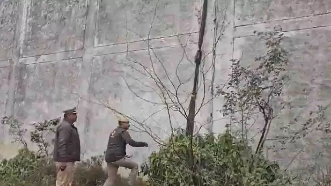 Kannauj जेल से दीवार फांदकर 2 कैदी फरार, जांच के आदेश दिए गए Kannauj जेल से दीवार फांदकर 2 कैदी फरार, जांच के आदेश दिए गए