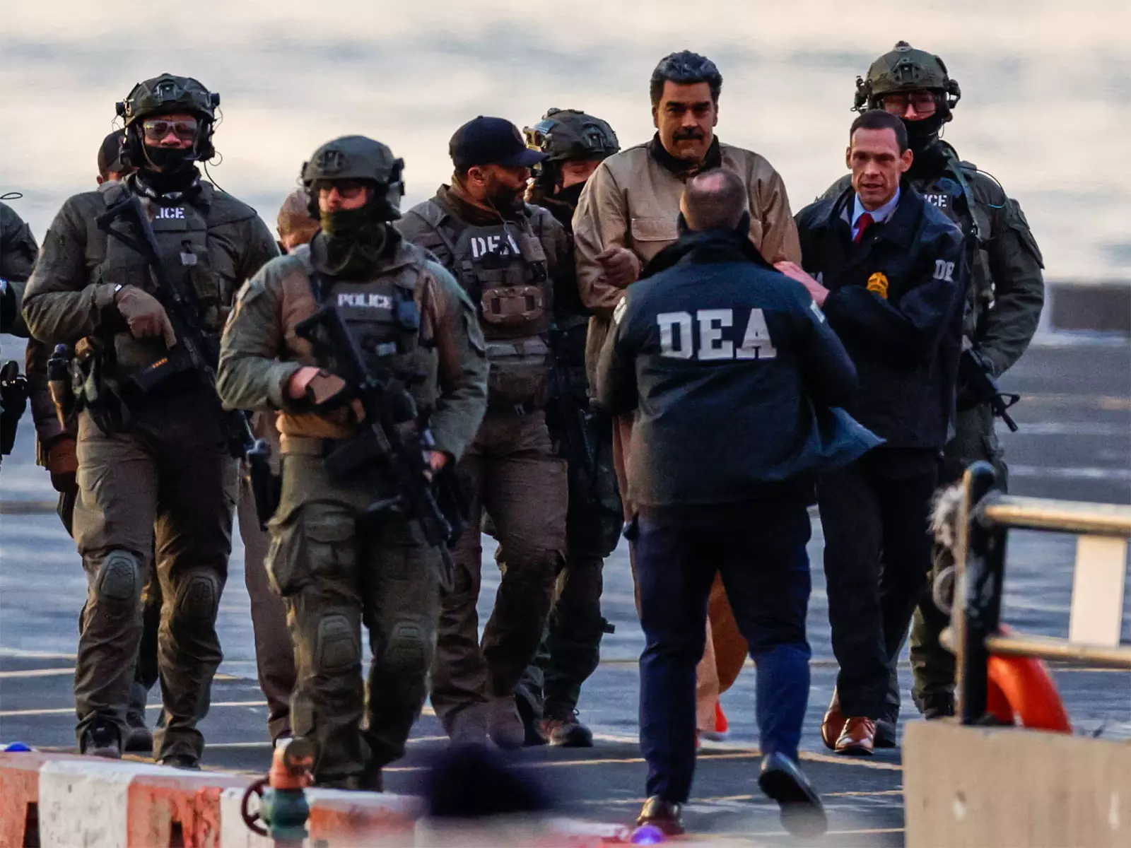 Venezuela के अपदस्थ तानाशाह निकोलस मादुरो और उनकी पत्नी सुनवाई से पहले पहुंचे न्यूयॉर्क की अदालत Venezuela के अपदस्थ तानाशाह निकोलस मादुरो और उनकी पत्नी सुनवाई से पहले पहुंचे न्यूयॉर्क की अदालत