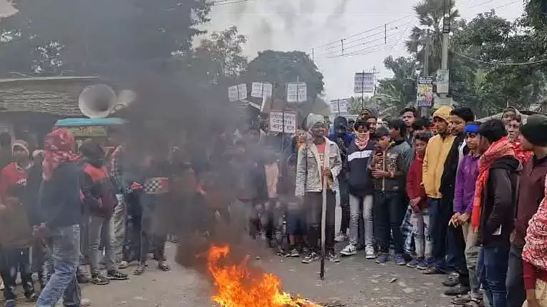 Madrasa Teacher को बेरहमी से पीटा गया, आरोपी लापता; स्थानीय लोगों ने विरोध किया Madrasa Teacher को बेरहमी से पीटा गया, आरोपी लापता; स्थानीय लोगों ने विरोध किया