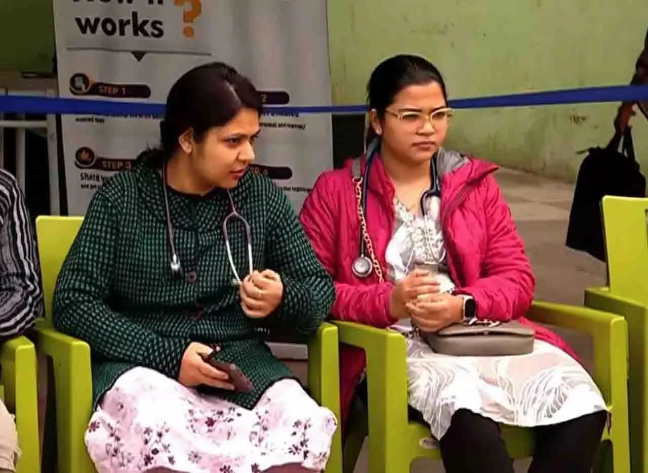 डॉक्टरों के विरोध प्रदर्शन में ओडिशा में OPD सेवाएं ठप, मरीज परेशान डॉक्टरों के विरोध प्रदर्शन में ओडिशा में OPD सेवाएं ठप, मरीज परेशान