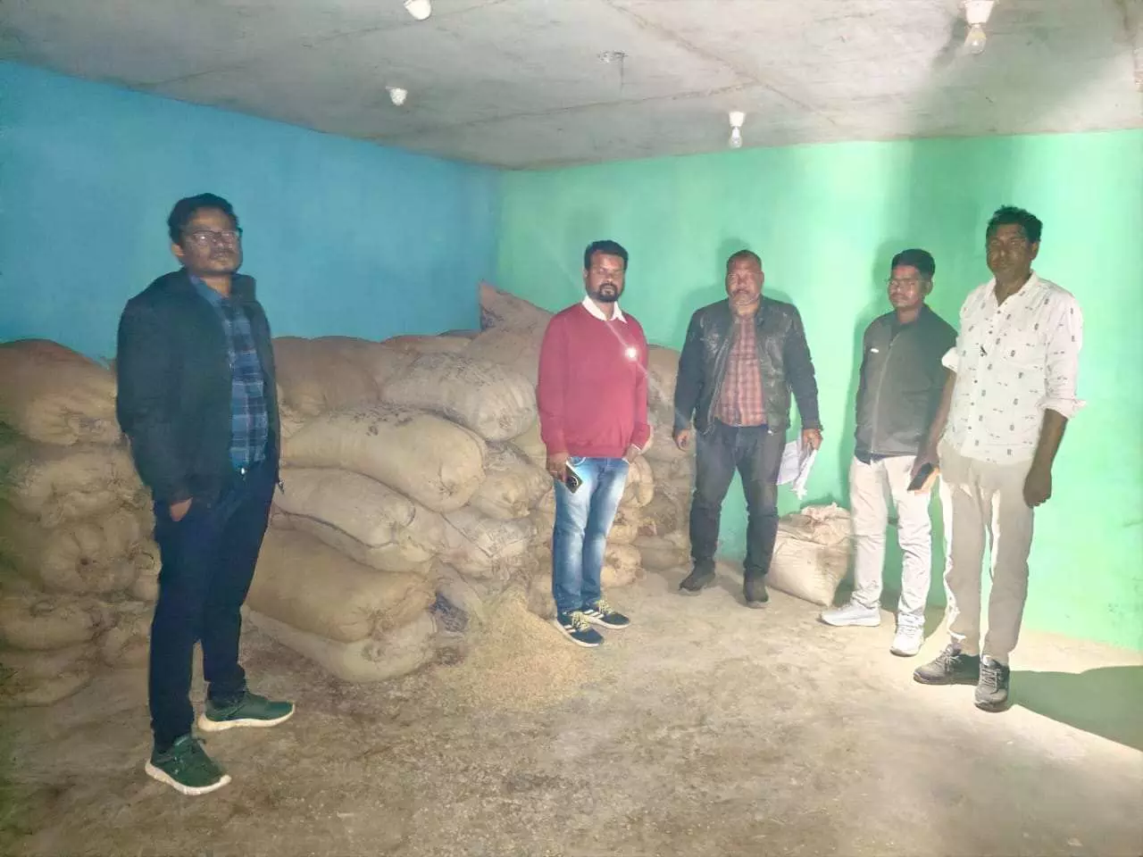 प्रशासन की कार्रवाई जारी, 40 प्रकरणों में 2712.8 क्विंटल अवैध धान व 2 वाहन जप्त प्रशासन की कार्रवाई जारी, 40 प्रकरणों में 2712.8 क्विंटल अवैध धान व 2 वाहन जप्त