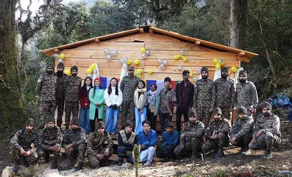 भारतीय सेना ने दूरदराज के गांव में लकड़ी की झोपड़ी बनाई भारतीय सेना ने दूरदराज के गांव में लकड़ी की झोपड़ी बनाई