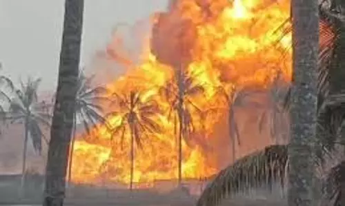 Andhra Pradesh: ONGC के कुएं में गैस लीक होने से लगी भीषण आग Andhra Pradesh: ONGC के कुएं में गैस लीक होने से लगी भीषण आग