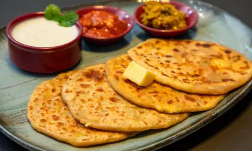 तीन दोस्त स्कूटी पर सवार ढाबे पर पराठे खाने गए थे, फिर...