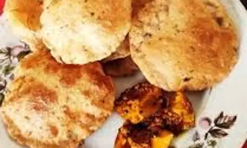 Hing Ki Puri Recipe: नाश्ते  के लिए परफेक्ट है हींग की पूरी