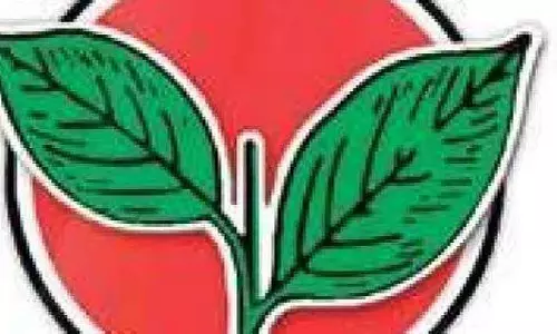 चुनाव की घोषणा से पहले दो लीव्स केस की सुनवाई: SC में याचिका चुनाव की घोषणा से पहले दो लीव्स केस की सुनवाई: SC में याचिका
