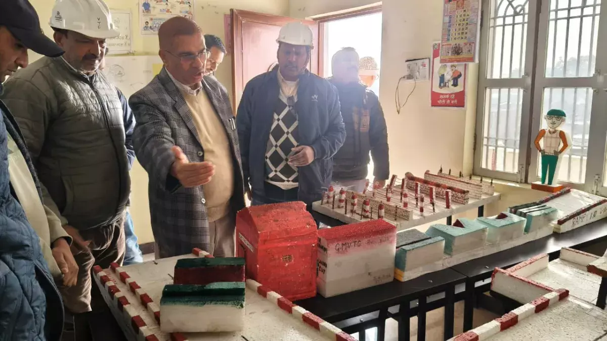 Sonbhadra: डीएम ने गणेशाय स्थित वोकेशनल ट्रेनिंग सेंटर का जायजा लिया