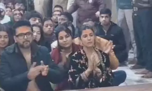 उज्जैन महाकालेश्वर मंदिर पहुंचीं निमरत कौर, भस्म आरती में हुईं शामिल