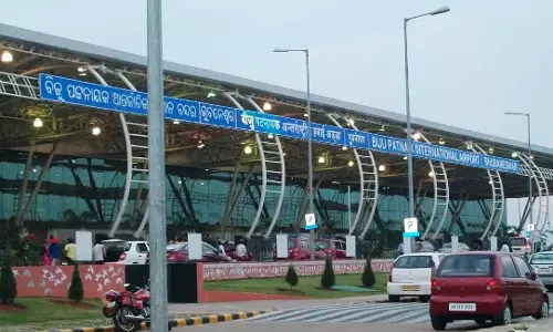 Bhubaneswar एयरपोर्ट पर 10 लाख की अवैध विदेशी सिगरेट जब्त, पांच हिरासत में Bhubaneswar एयरपोर्ट पर 10 लाख की अवैध विदेशी सिगरेट जब्त, पांच हिरासत में