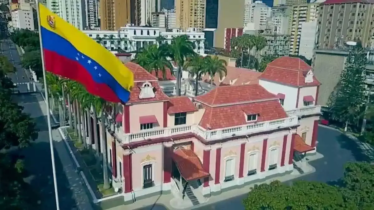 Venezuela: राष्ट्रपति भवन के पास गोलीबारी, सरकारी इमारतों को खाली कराया गया
