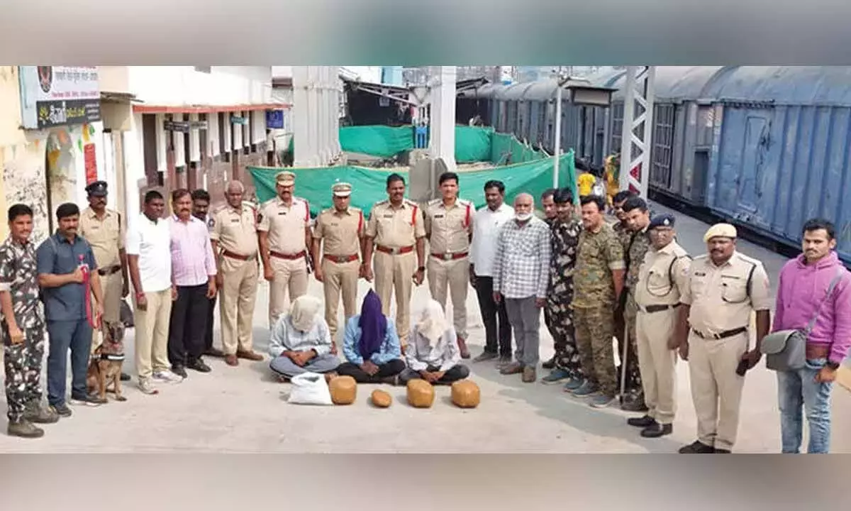 Andhra: 11 किलो गांजा जब्त, तीन गिरफ्तार Andhra: 11 किलो गांजा जब्त, तीन गिरफ्तार