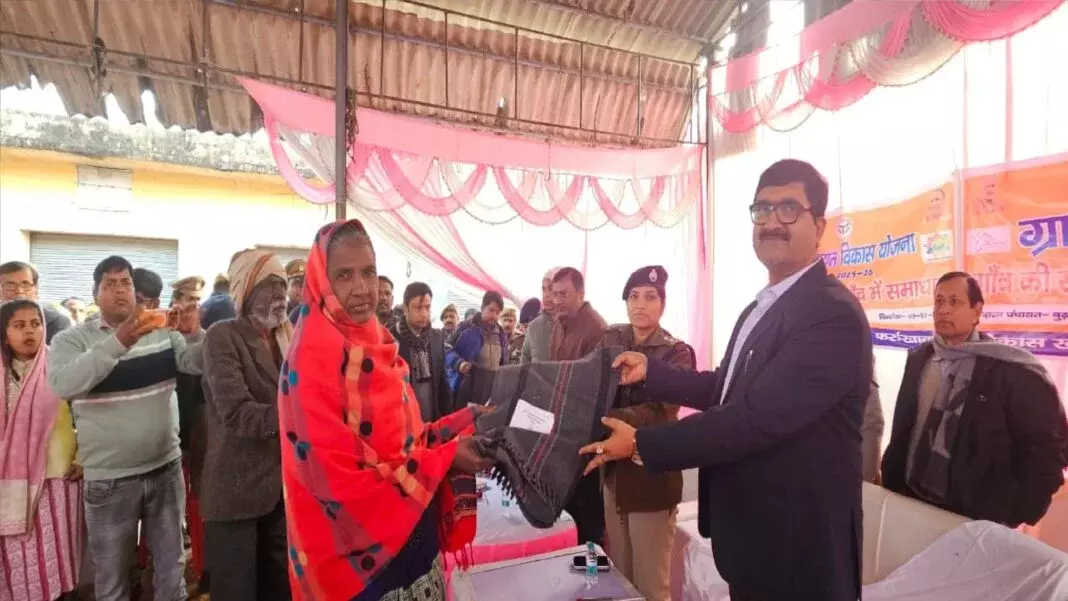 Farrukhabad: जिलाधिकारी ने ग्रामवासियों को सरकारी योजनाओं से अवगत कराया Farrukhabad: जिलाधिकारी ने ग्रामवासियों को सरकारी योजनाओं से अवगत कराया