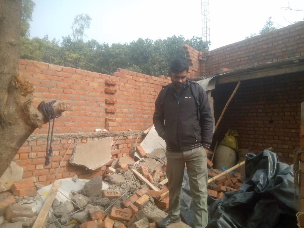 Farrukhabad: गिरती दीवार और छज्जे से संपत्ति को लाखों का नुकसान