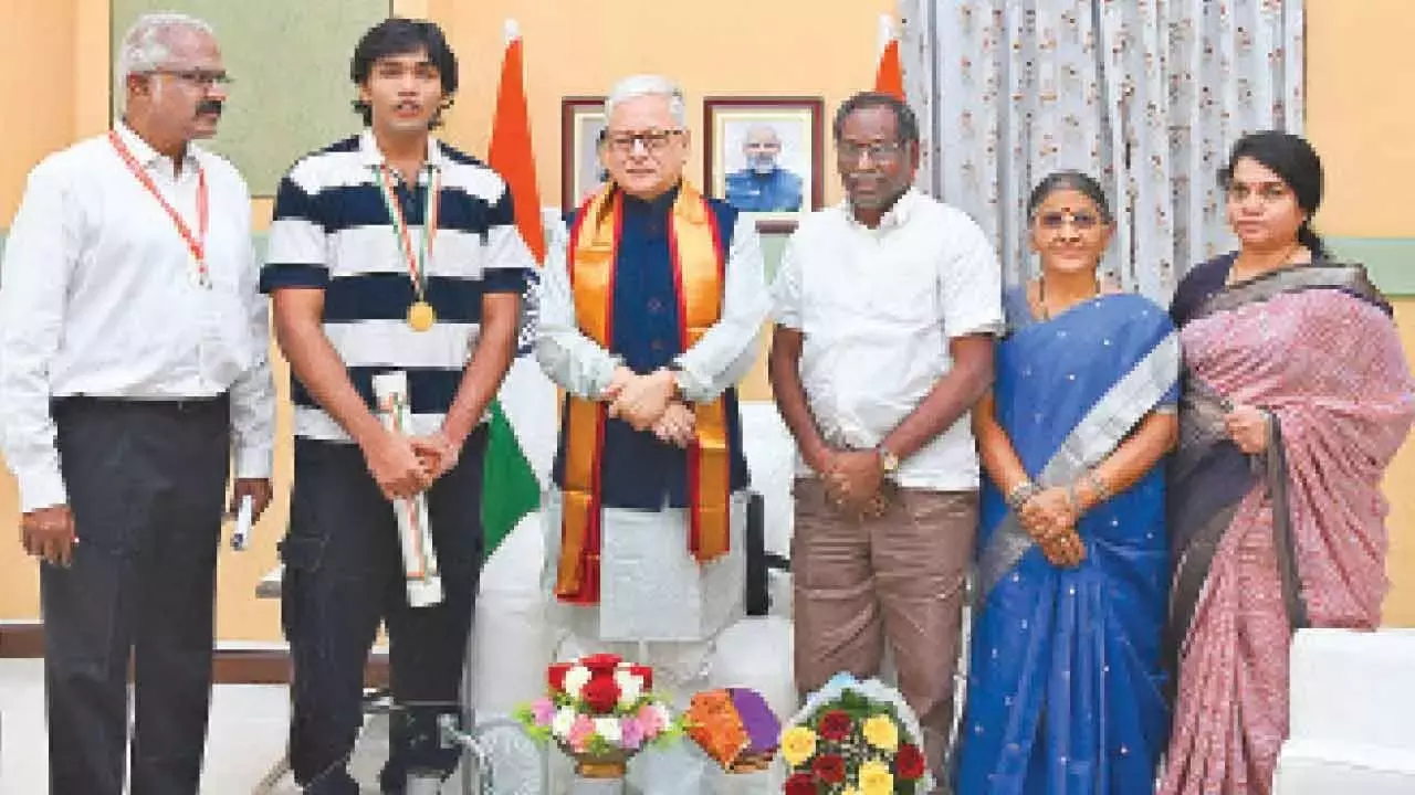 Telangana: बाल पुरस्कार विजेता कार्तिकेय ने राज्यपाल से मुलाकात की