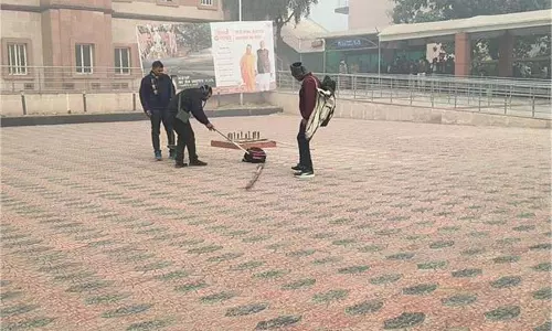 Mau News :ट्रेन में बम होने की सूचना से  स्टेशन परिसर में अफरातफरी