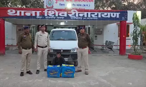 पुलिसवाला अपनी कार से गांजा सप्लाई करने निकला था, शिवरीनारायण पुलिस ने पकड़ा पुलिसवाला अपनी कार से गांजा सप्लाई करने निकला था, शिवरीनारायण पुलिस ने पकड़ा