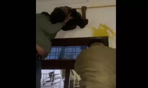 OMG! चोर का सारा प्लान फेल, एग्जॉस्ट फैन के छेद में फंसा OMG! चोर का सारा प्लान फेल, एग्जॉस्ट फैन के छेद में फंसा