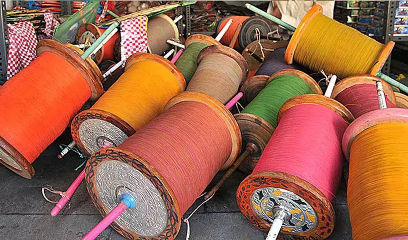 Hyderabad : ग्रामीण इलाकों में खुलेआम बिक रहा बैन चाइनीज़ मांझा Hyderabad : ग्रामीण इलाकों में खुलेआम बिक रहा बैन चाइनीज़ मांझा