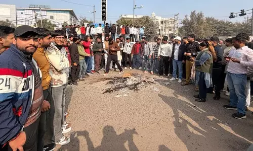 छात्रों ने MDU वीसी का पुतला जलाया, भर्ती प्रक्रिया पर तुरंत रोक लगाने की मांग की छात्रों ने MDU वीसी का पुतला जलाया, भर्ती प्रक्रिया पर तुरंत रोक लगाने की मांग की