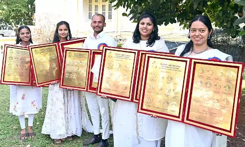 Mysore यूनिवर्सिटी का 106वां दीक्षांत समारोह: किसान के बेटे ने जीते 13 गोल्ड मेडल Mysore यूनिवर्सिटी का 106वां दीक्षांत समारोह: किसान के बेटे ने जीते 13 गोल्ड मेडल