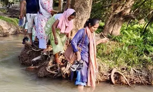 नदी-नाले पार कर बचाया गया भविष्य
