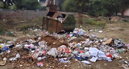 Bhiwani: लघु सचिवालय की बदहाली, कागजों के अलावा सफाई नहीं Bhiwani: लघु सचिवालय की बदहाली, कागजों के अलावा सफाई नहीं
