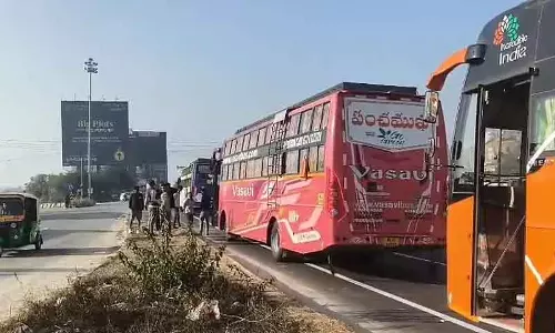 Devanahalli : नेशनल हाईवे पर बसों की जांच Devanahalli : नेशनल हाईवे पर बसों की जांच