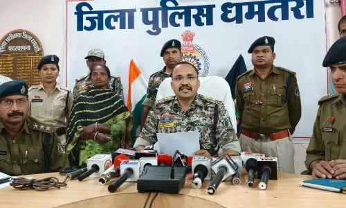 5 लाख की इनामी महिला नक्सली ने धमतरी SP ऑफिस में किया सरेंडर