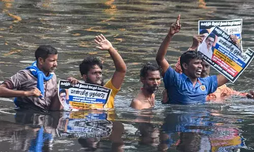 CHENNAI: सफाई कर्मचारियों ने कूम में विरोध प्रदर्शन किया CHENNAI: सफाई कर्मचारियों ने कूम में विरोध प्रदर्शन किया
