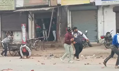 कॉलोनी में दो परिवारों में हुई जमकर पत्थरबाजी, कई घायल, पुलिस बल तैनात