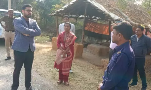 कलेक्टर लंगेह ने किया सरायपाली में सीमावर्ती जांच चौकियों का निरीक्षण कलेक्टर लंगेह ने किया सरायपाली में सीमावर्ती जांच चौकियों का निरीक्षण