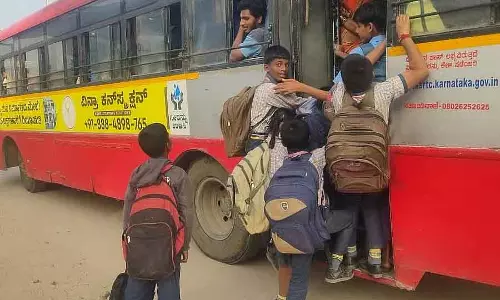 Bagepalli : बस में चढ़ने में परेशानी, फुटबोर्ड पर खड़े होकर यात्रा करना