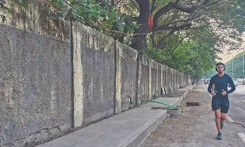 Sardar Patel Road पर फुटपाथ के संकरे होने से पैदल चलने वालों को परेशानी
