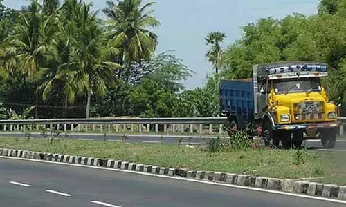 अंबत्तूर के लोग Patravakkam में NH-45 तक सर्विस रोड की मांग कर रहे अंबत्तूर के लोग Patravakkam में NH-45 तक सर्विस रोड की मांग कर रहे