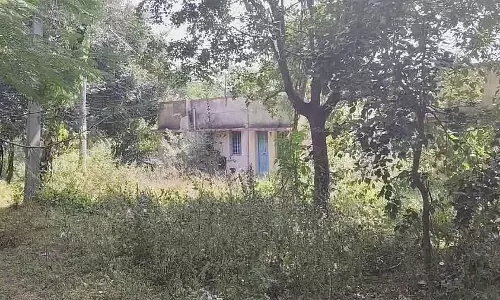 Gudibande : कांटेदार झाड़ियों के बीच फंसा पुलिस क्वार्टर Gudibande : कांटेदार झाड़ियों के बीच फंसा पुलिस क्वार्टर