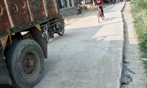 Farrukhabad: फुटपाथ निर्माण के चलते शहरवासियों को हुई मुश्किल Farrukhabad: फुटपाथ निर्माण के चलते शहरवासियों को हुई मुश्किल