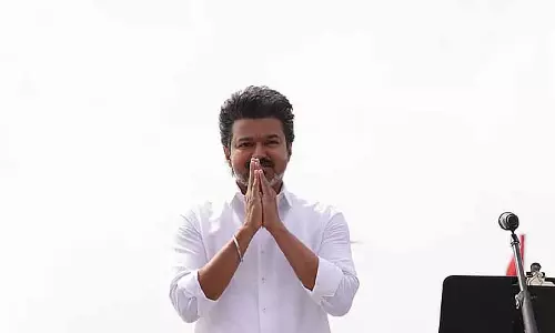 CBI ने करूर भगदड़ मामले में TVK प्रेसिडेंट और एक्टर विजय को समन भेजा CBI ने करूर भगदड़ मामले में TVK प्रेसिडेंट और एक्टर विजय को समन भेजा