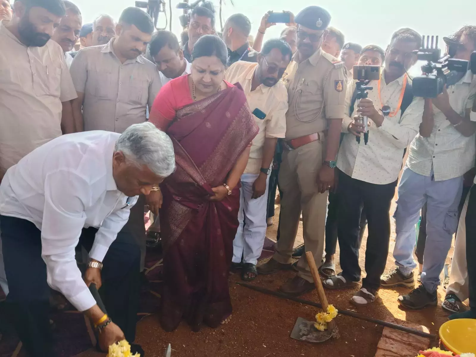 Koppal रेलवे कार्यक्रम में अफरा-तफरी: कांग्रेस कार्यकर्ताओं ने कुर्सियां ​​फेंकी