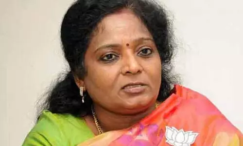पोंगल कार्यक्रम में महिला बेहोश हुई, वरिष्ठ BJP नेता तमिलिसाई ने त्रिची में मदद की पोंगल कार्यक्रम में महिला बेहोश हुई, वरिष्ठ BJP नेता तमिलिसाई ने त्रिची में मदद की