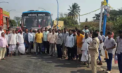 Mahalingapura : बसें रोककर लोगों ने विरोध प्रदर्शन किया Mahalingapura : बसें रोककर लोगों ने विरोध प्रदर्शन किया