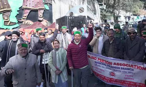 Himachal: नौकरी के बैकलॉग को लेकर दृष्टिबाधित लोगों ने विरोध प्रदर्शन किया
