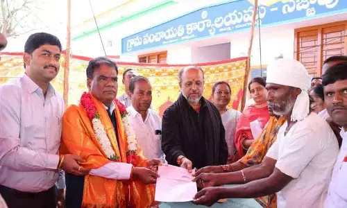 Sajjapur गांव में मकान गिराने के पीड़ित को मुआवजा दिया गया