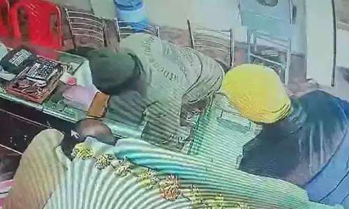 Banda: दुकानदार का ध्यान भटकाकर चोरों ने 15 लाख रुपये की ज्वेलरी चुराई Banda: दुकानदार का ध्यान भटकाकर चोरों ने 15 लाख रुपये की ज्वेलरी चुराई