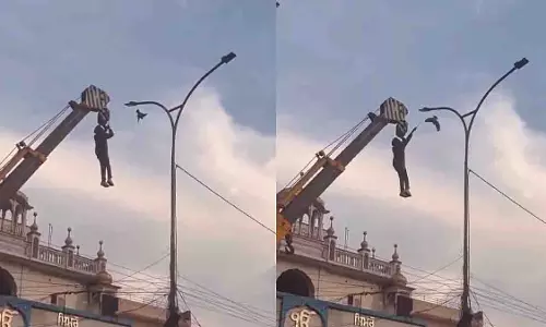 Punjab: पक्षी बचाने के लिए क्रेन पर लटका आदमी, जान जोखिम में डाली Punjab: पक्षी बचाने के लिए क्रेन पर लटका आदमी, जान जोखिम में डाली