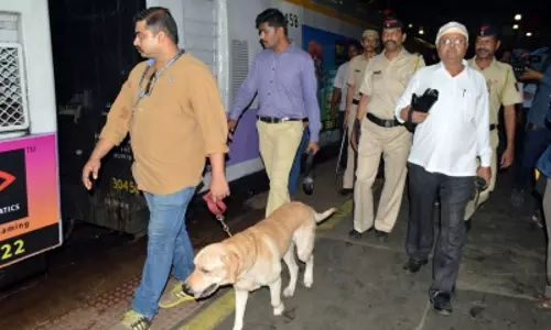 बम धमकियों के बाद Gujarat में अदालतों और सरकारी दफ्तरों में सुरक्षा कड़ी बम धमकियों के बाद Gujarat में अदालतों और सरकारी दफ्तरों में सुरक्षा कड़ी