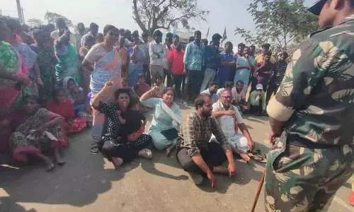 पेड्डापल्ली जिले के Budhavarampet में अधिकारियों ने घरों को नष्ट किया, पीड़ितों ने विरोध किया