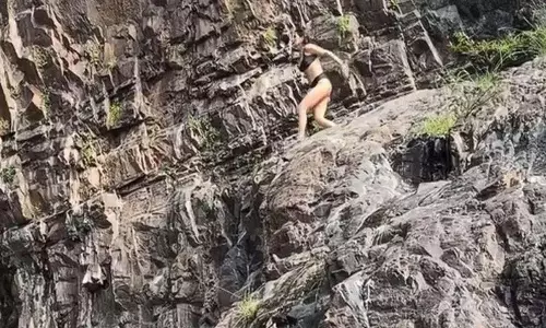 दंगल की ब्यूटी सेंसेशन ने Swimsuit में ऊंची चट्टान से छलांग लगाई