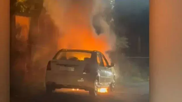 kerala: कार में आग लग गई; गाड़ी में तीन लोग थे, आग पास के जंगल में फैल गई kerala: कार में आग लग गई; गाड़ी में तीन लोग थे, आग पास के जंगल में फैल गई